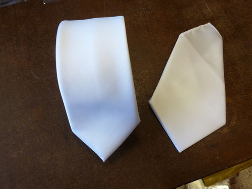 Corbata raso 8 cm, pañuelo blanco