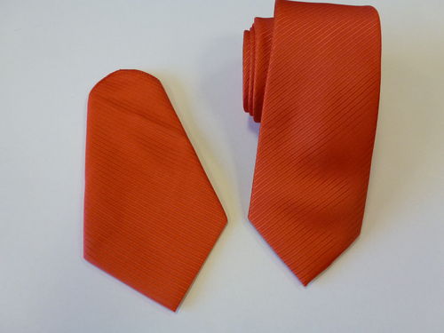 Corbata microfibra falso liso 8 cm y pañuelo rojo anaranjado